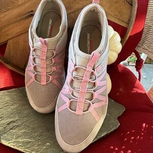 Woman’s Comfertable size 8 Sketcher Hiker/walker Memory Foam